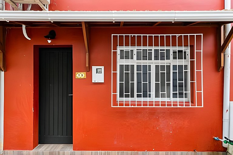 Casa central em ótima localização - UN059