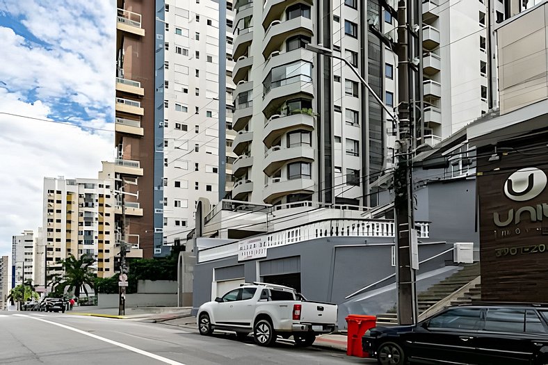 Loft moderno e espaçoso no centro de Floripa -UN30